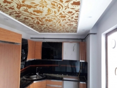 Mutfakta gergi tavan ve tezgah arasý cam panel